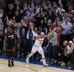 Brunson salva a los Knicks (111-105) [1-1]
