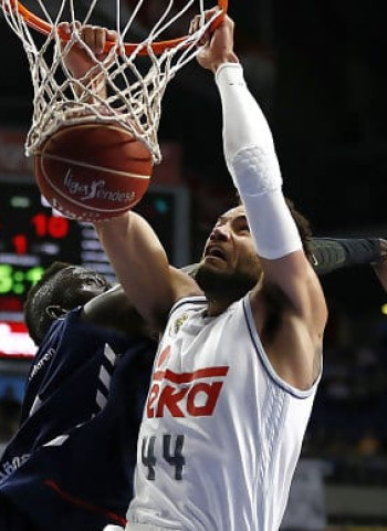 El Madrid llegará a la última jornada con opciones de ser primero (93-88)