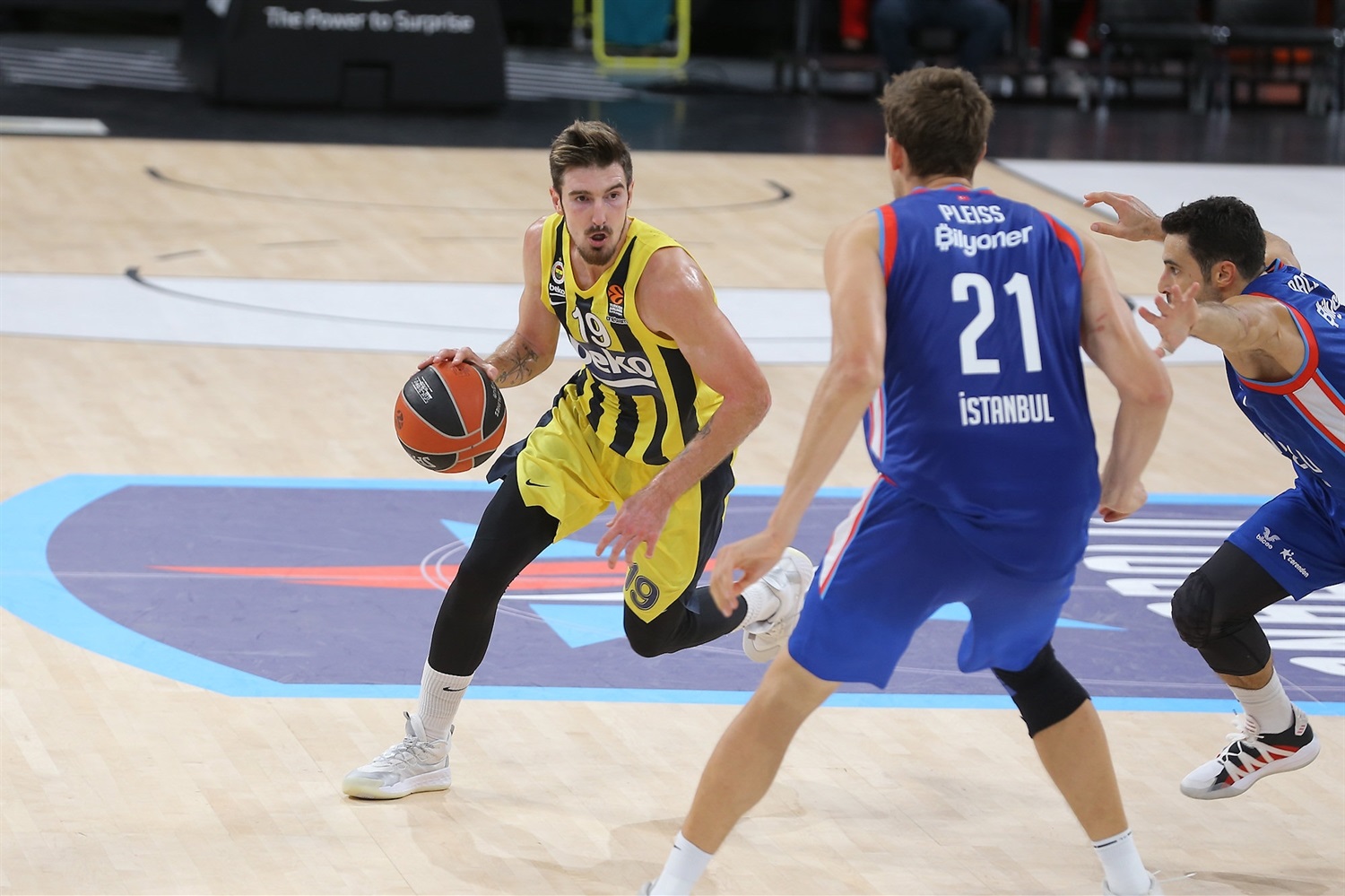 El Fenerbahce se lleva el derbi turco (71-80)