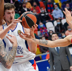 El Anadolu Efes vence en la prórroga al CSKA Moscú (97-99)