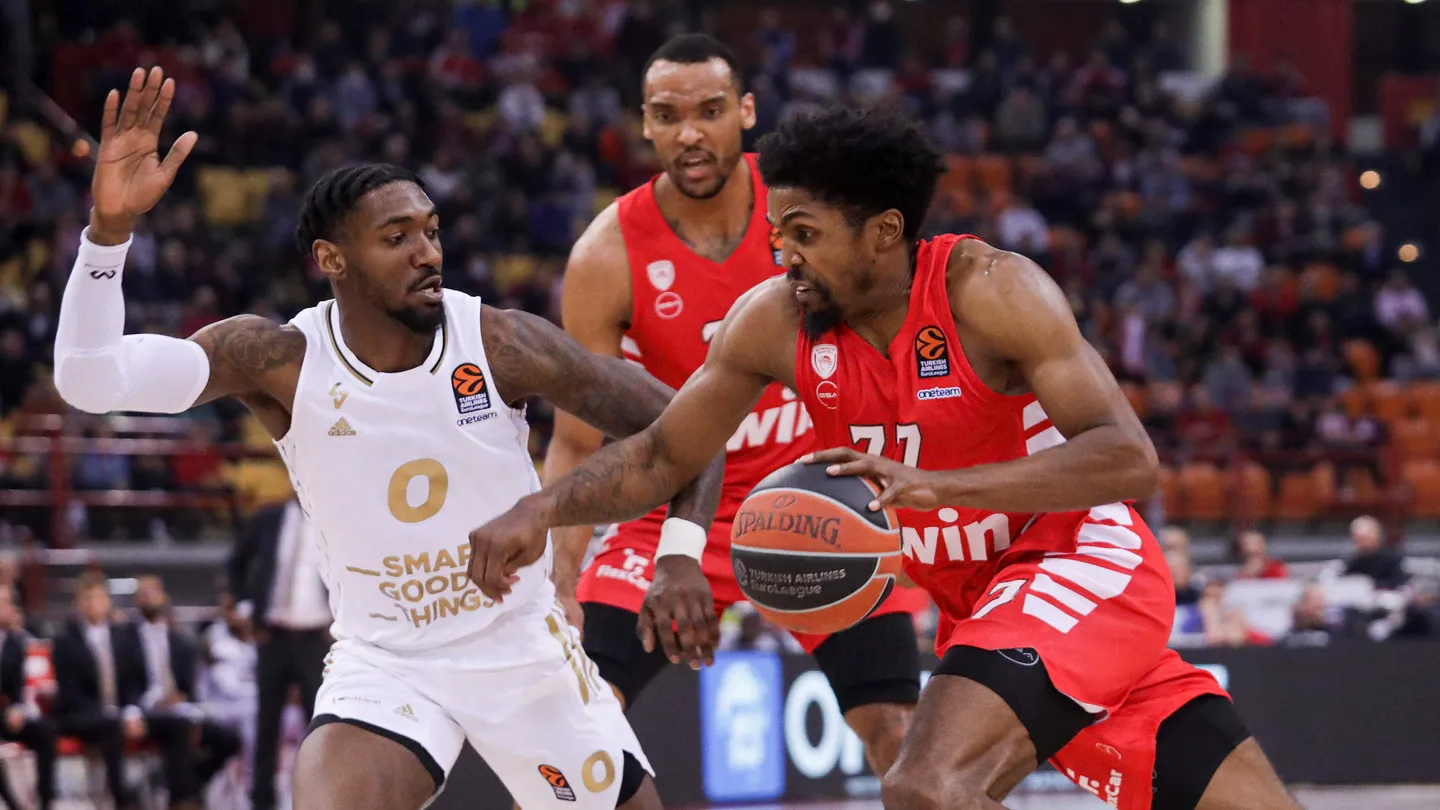 El Olympiacos logra la ventaja de campo en los playoffs, 81-55