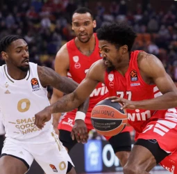 El Olympiacos logra la ventaja de campo en los playoffs, 81-55