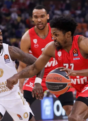 El Olympiacos logra la ventaja de campo en los playoffs, 81-55