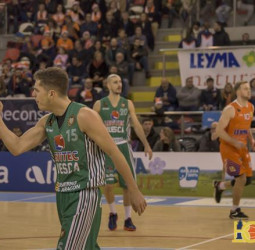 El CB Prat refuerza el sueño copero en su primera gran noche