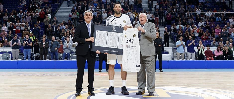 Homenaje a Reyes por ser el jugador con más partidos en la Euroliga
