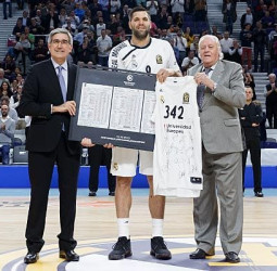 Homenaje a Reyes por ser el jugador con más partidos en la Euroliga