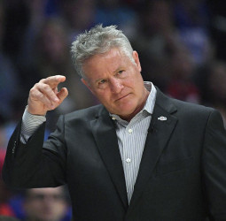 Los Philadelphia Sixers despiden a Brett Brown