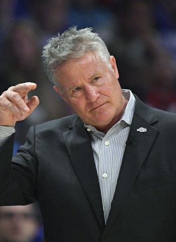 Los Philadelphia Sixers despiden a Brett Brown