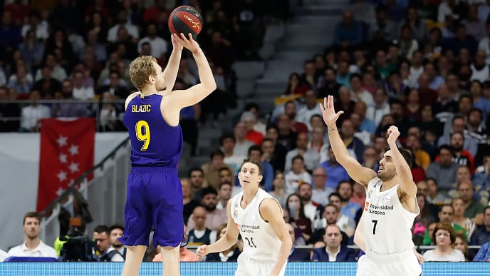 El Barcelona Lassa le toma el gusto a los clásicos y refuerza su liderato (76-82)