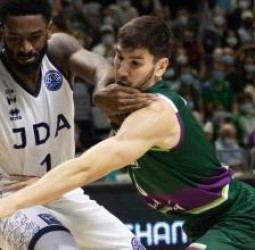 El Unicaja se da un festín desde el perímetro frente al JDA Dijon (83-54)