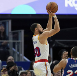 Un Curry perfecto lidera la victoria ante los Sixers, 139-105