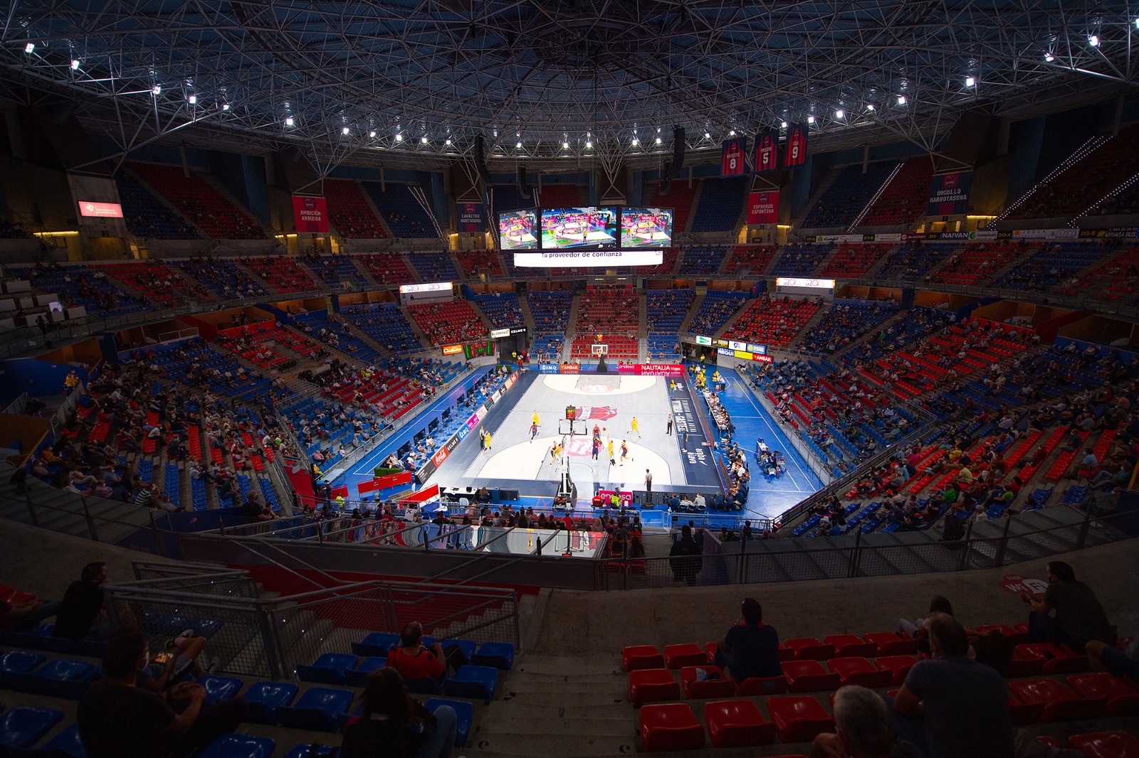 Baskonia cierra con victoria la pretemporada en la vuelta del público al Buesa Arena