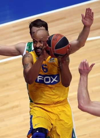 El Maccabi mantiene su buena racha a costa del Unics Kazan (73-74)