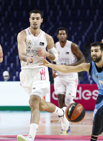 El Real Madrid se impone al Estudiantes en el primer derbi de la temporada (93-77)