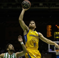 Agónico triunfo en un final de infarto del Herbalife Gran Canaria (76-77)