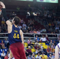 Plácida victoria del FC Barcelona sobre un pobre Unicaja. Gran actuación de Tomic (89-70)