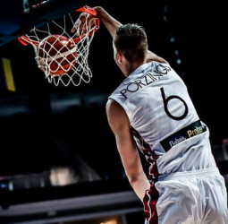 Porzingis se divierte a costa de Gran Bretaña (97-92)