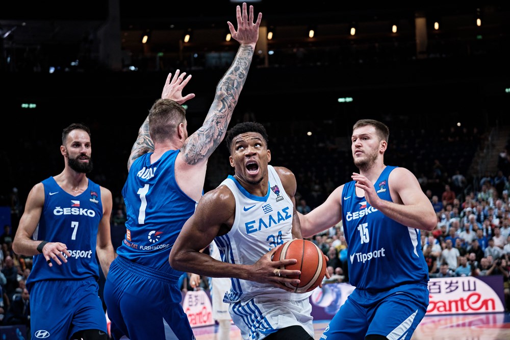 Giannis lleva a Grecia a escapar de los checos (94-88)