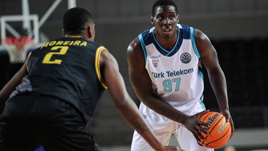 El Unicaja se debate entre Tarik Black o Johnny O’Bryant para potenciar su pintura