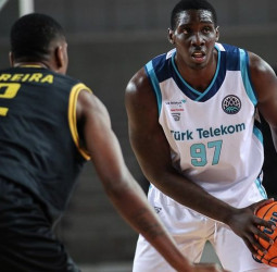 El Unicaja se debate entre Tarik Black o Johnny O’Bryant para potenciar su pintura