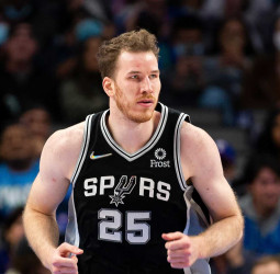 Raptors y Celtics, detrás de Jakob Poeltl