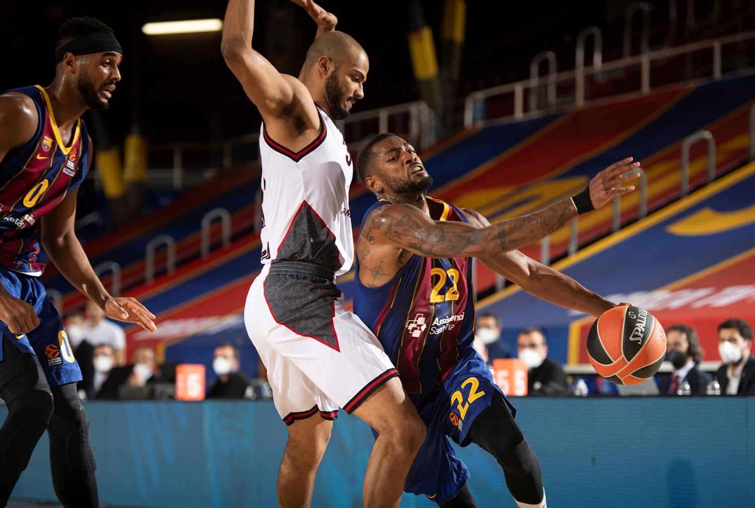 Un Barcelona de menos a más, supera al Armani Milán (87-71)
