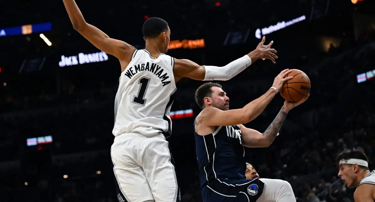 Doncic le da la bienvenida a la NBA a Wembanyama