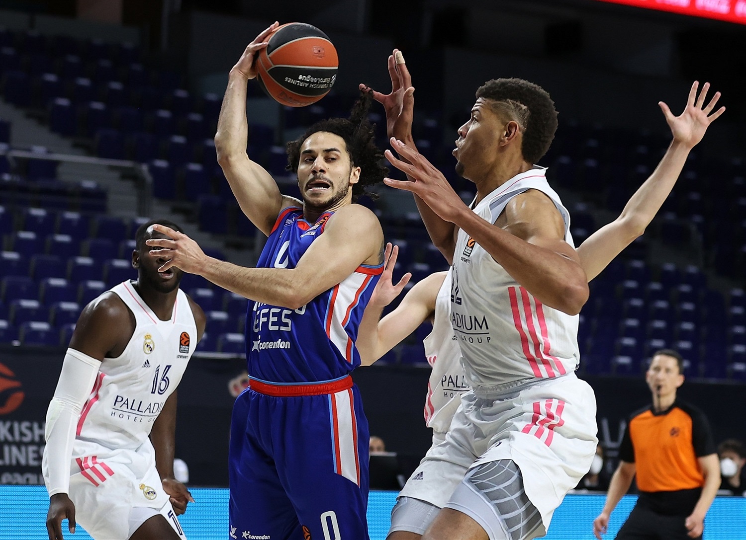 El Madrid se jugará el pase al playoff en las dos últimas jornadas (83-108)
