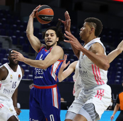 El Madrid se jugará el pase al playoff en las dos últimas jornadas (83-108)