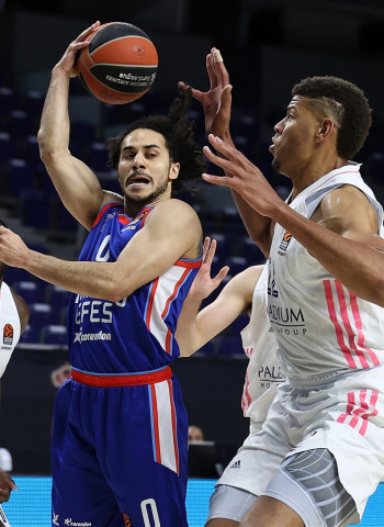 El Madrid se jugará el pase al playoff en las dos últimas jornadas (83-108)