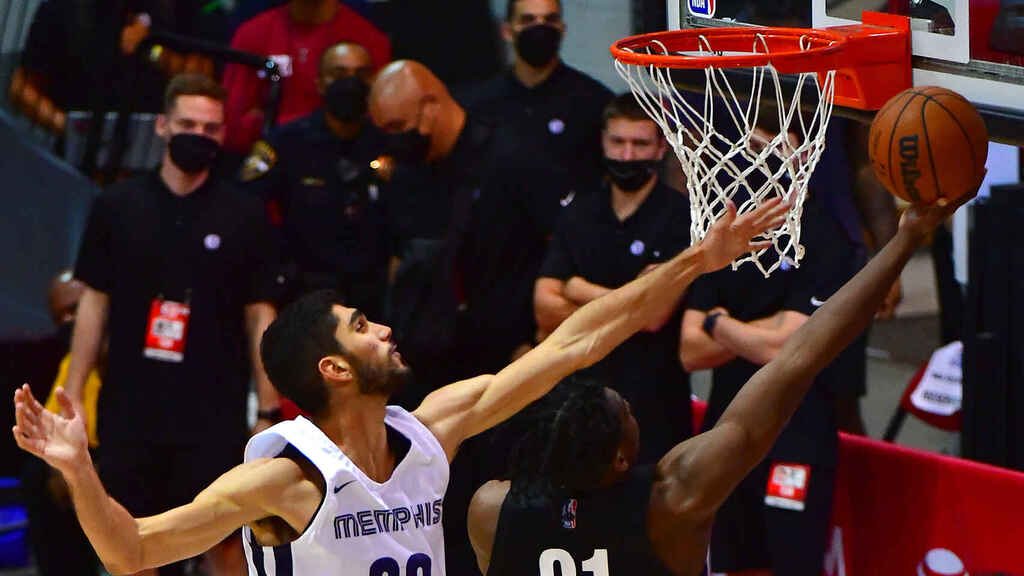 Debuta Santi Aldama en la NBA