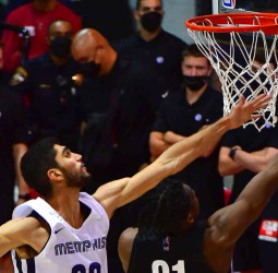 Debuta Santi Aldama en la NBA