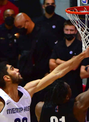 Debuta Santi Aldama en la NBA