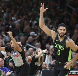 Tatum cierra, y después de un tiempo extra, sobre la bocina, 123-126