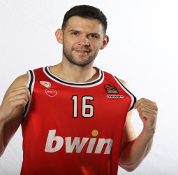 Kostas Papanikolaou, tres temporadas más en el Olympiacos