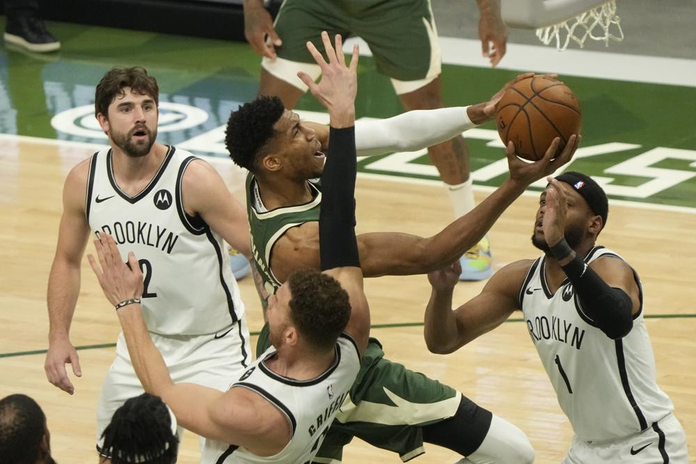 Los Bucks logran su primera victoria de la serie (86-83) [2-1]