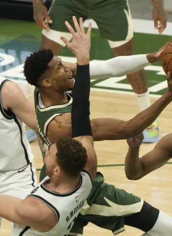 Los Bucks logran su primera victoria de la serie (86-83) [2-1]