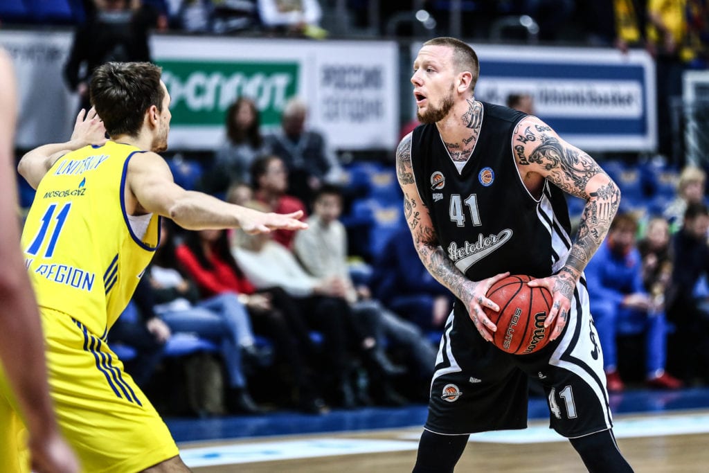 Nick Minnerath ficha por los Shanghai Sharks