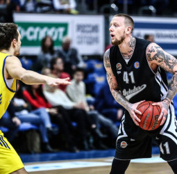 Nick Minnerath ficha por los Shanghai Sharks
