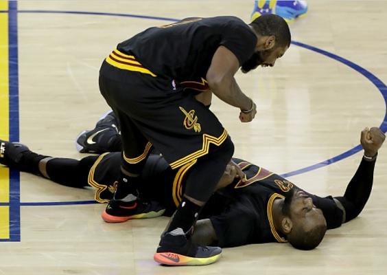 Irving y LeBron enmudecen el Oracle Arena