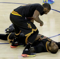 Irving y LeBron enmudecen el Oracle Arena