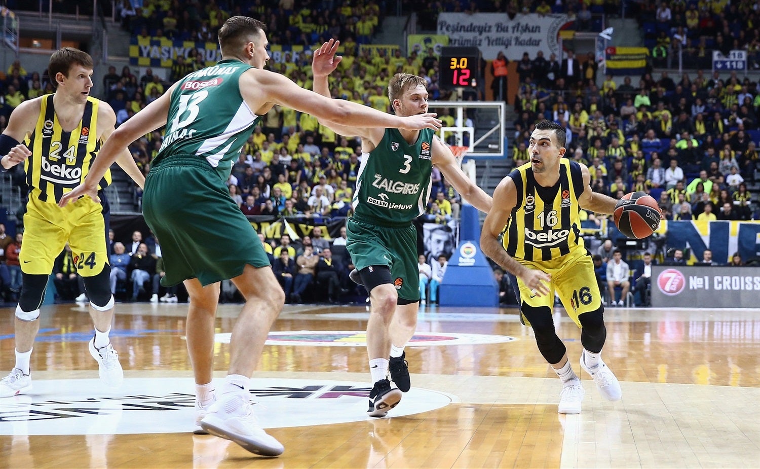 El coronavirus golpea con fuerza al Fenerbahce: Duverioglu, Sloukas y Vesely dan positivos
