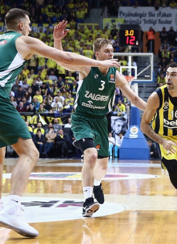 El coronavirus golpea con fuerza al Fenerbahce: Duverioglu, Sloukas y Vesely dan positivos