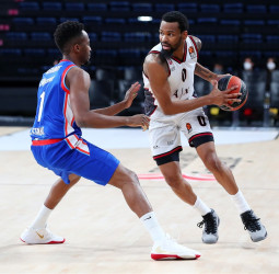 El Armani Milán supera al Anadolu Efes en un disputado duelo (69-72)