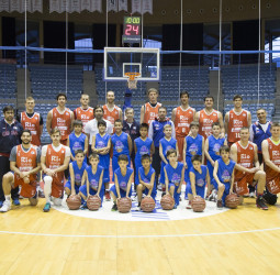 Los “niños balón” de Endesa para la Copa del Rey, con la plantilla del Rio Natura Monbus Obradoiro