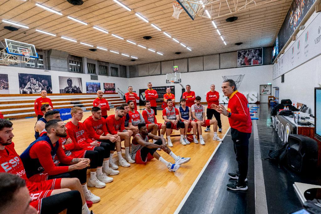 España ya prepara en Bolonia los partidos ante Italia y Países Bajos