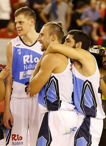 Rio Natura Monbus Obradoiro se estrena en Manresa tras una prórroga (78-82)
