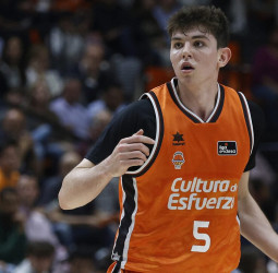Sergio de Larrea apuesta por seguir creciendo con Valencia Basket