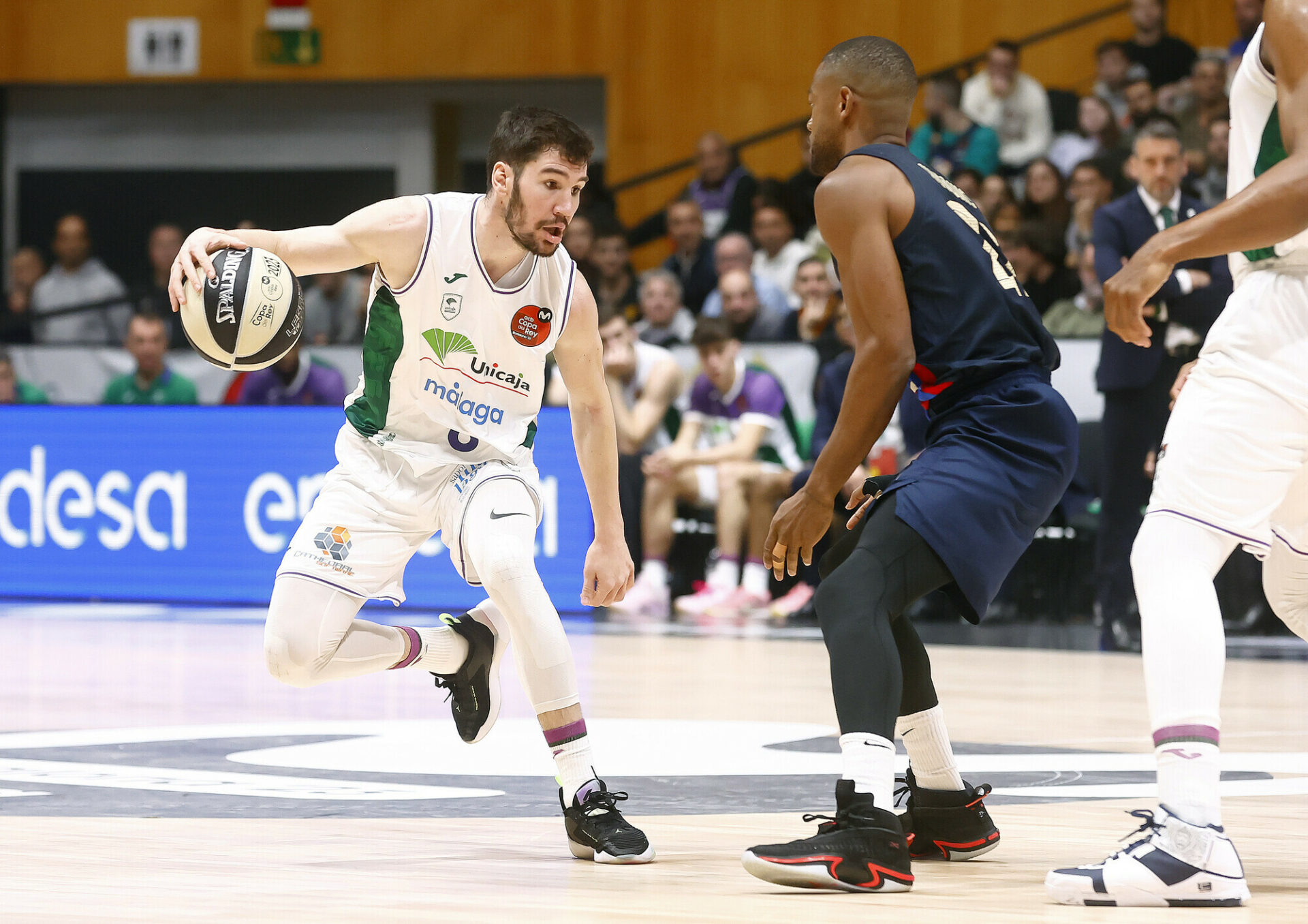 Un luchador y gran Unicaja derrota al Barça en la prórroga (87-89)