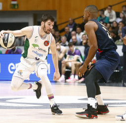 Un luchador y gran Unicaja derrota al Barça en la prórroga (87-89)